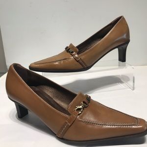 Rinaldi 🇮🇹 tan mid heel with rubber bottom